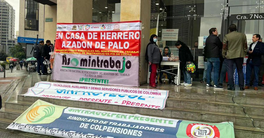 Sindicatos del Ministerio del Trabajo realizaron cacerolazo en la Plaza de Bolívar