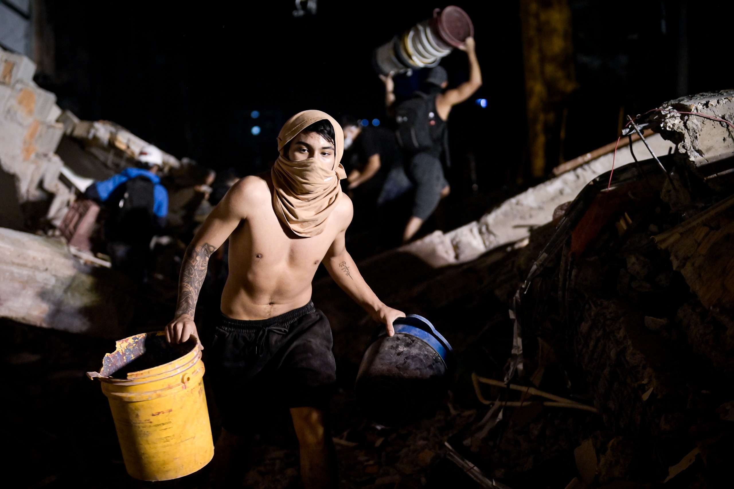 En el Parque La Libertad, en Pereira, hay ciudadanos brindando agua y comida a los rescatistas, quienes se turnan para descansar en medio de una jornada que para varios de ellos ya supera las 15 horas.