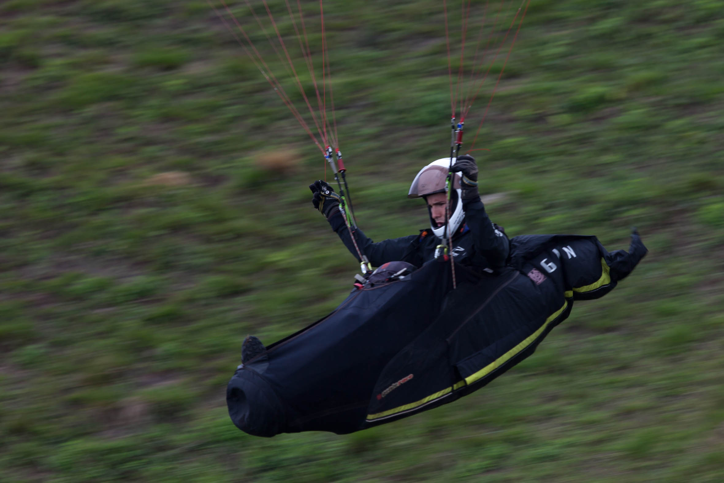 La delegación de pilotos de Brasil, camina hoy martes 15 de enero, durante el desfile inaugural de la Superfinal del Paragliding World Cup 2013 competencia que se desarrollará por primera vez en Colombia a partir de mañana miercoles 16 de enero y hasta el 26 de enero de 2013. En la SPWC participan los 140 mejores pilotos del mundo provenientes de 32 paises. La superfinal se volará en Roldanillo /Valle del Cauca.  Foto: Federico Rios