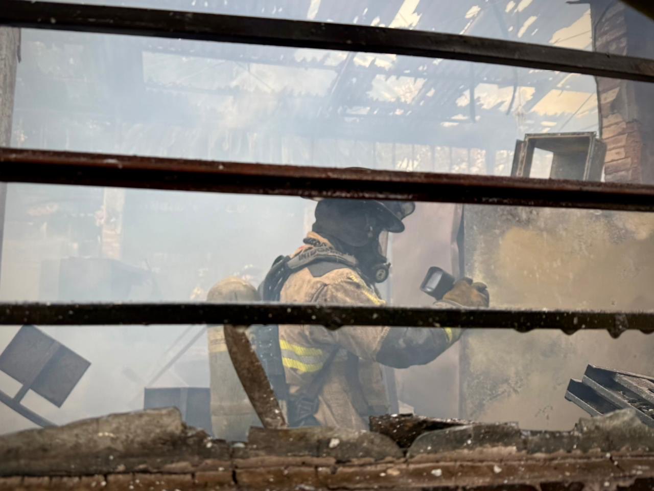 Movilidad: Bomberos controlan incendio en bodega del Colegio Don Bosco