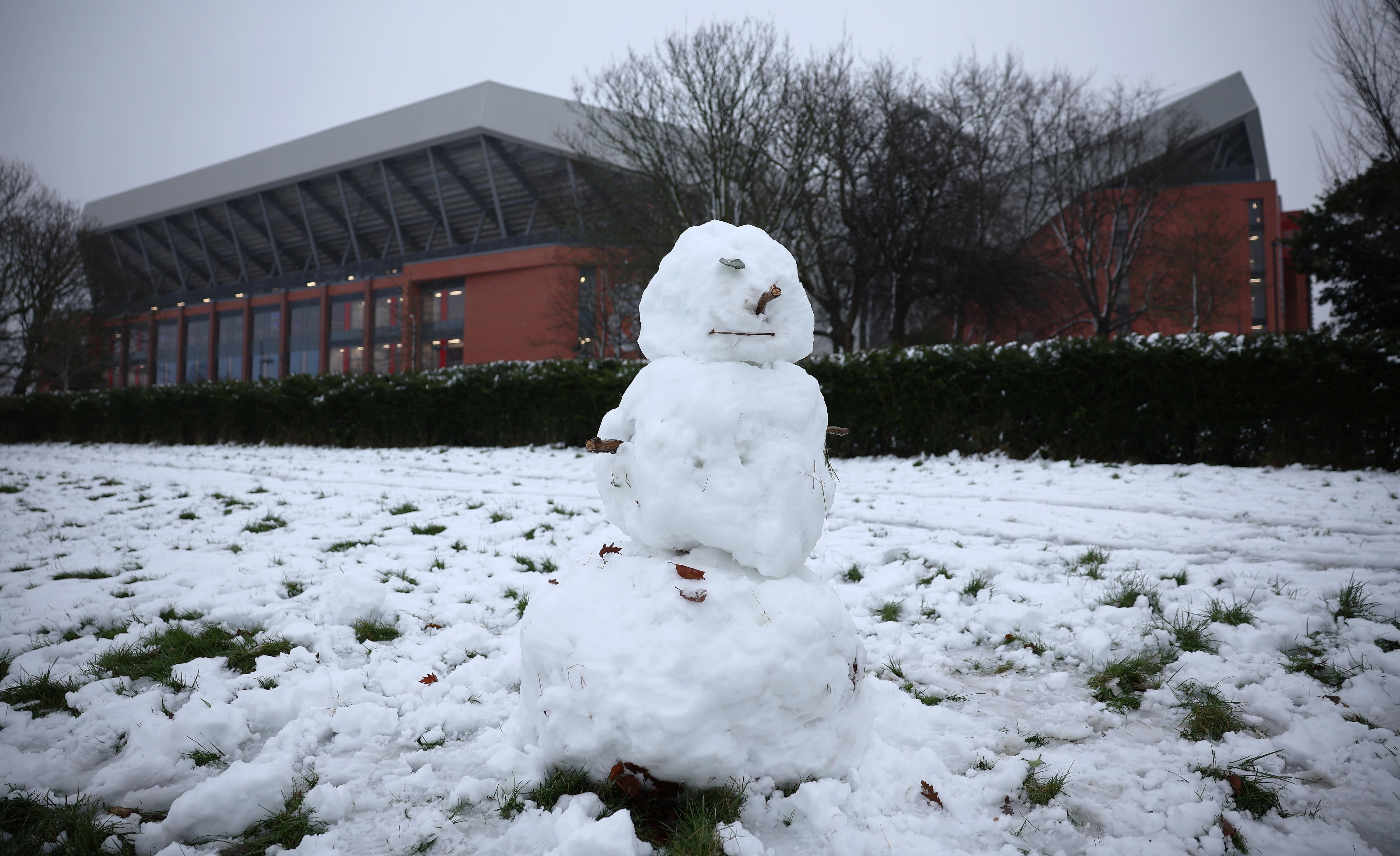 Liverpool (United Kingdom), 05/01/2025.- A snowman is seen in Stanley Park, backed by Anfield stadium, before the English Premier League soccer match between Liverpool vs Manchester United, in Liverpool, Britain, 05 January 2025. (Reino Unido) EFE/EPA/ADAM VAUGHAN EDITORIAL USE ONLY. No use with unauthorized audio, video, data, fixture lists, club/league logos, 'live' services or NFTs. Online in-match use limited to 120 images, no video emulation. No use in betting, games or single club/league/player publications.