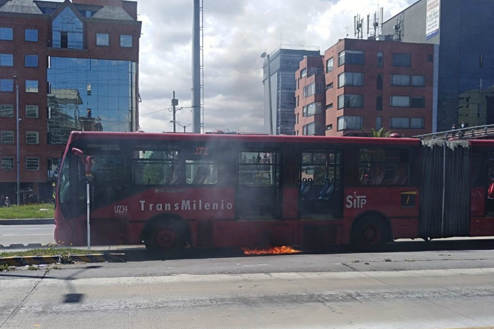 ¡Vuelve y juega! Bus de Transmilenio se incendió en la calle 100 con Autonorte