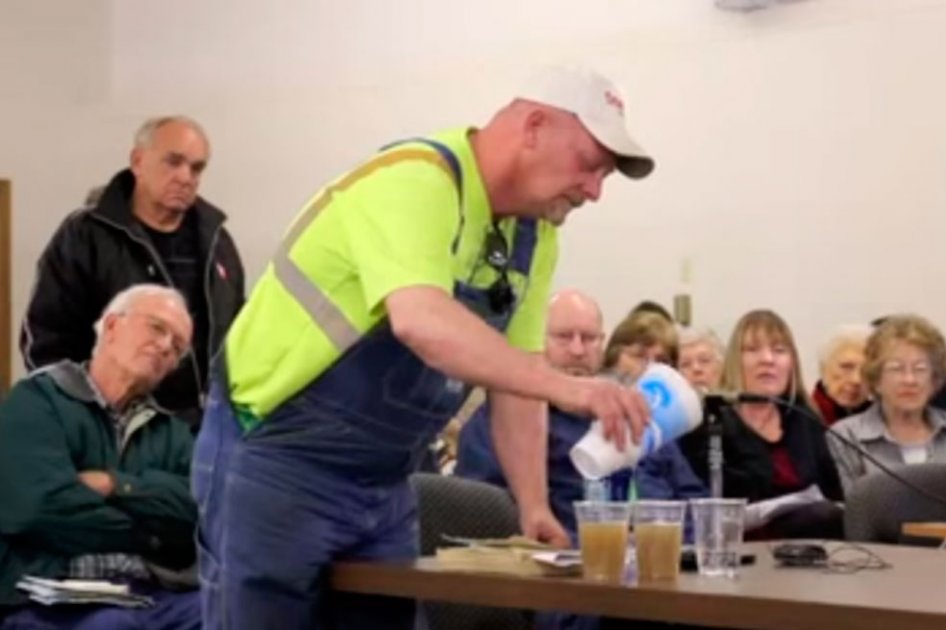Este hombre retó a funcionarios de EE.UU. a beber agua residual de fracking
