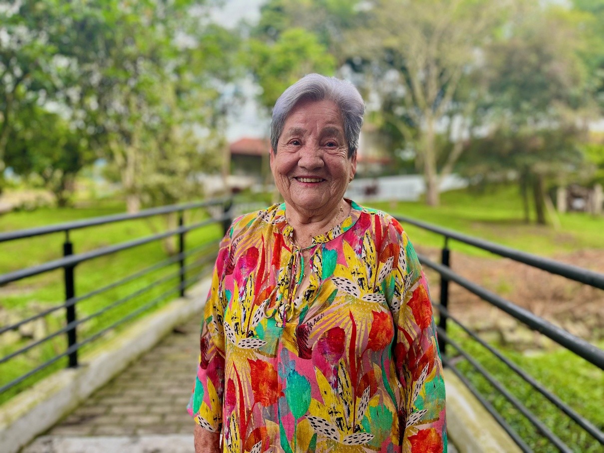 Rosalba Sánchez de Zambrano, de 86 años, es artista y tiene 10 canciones grabadas. / Cortesía Compensar