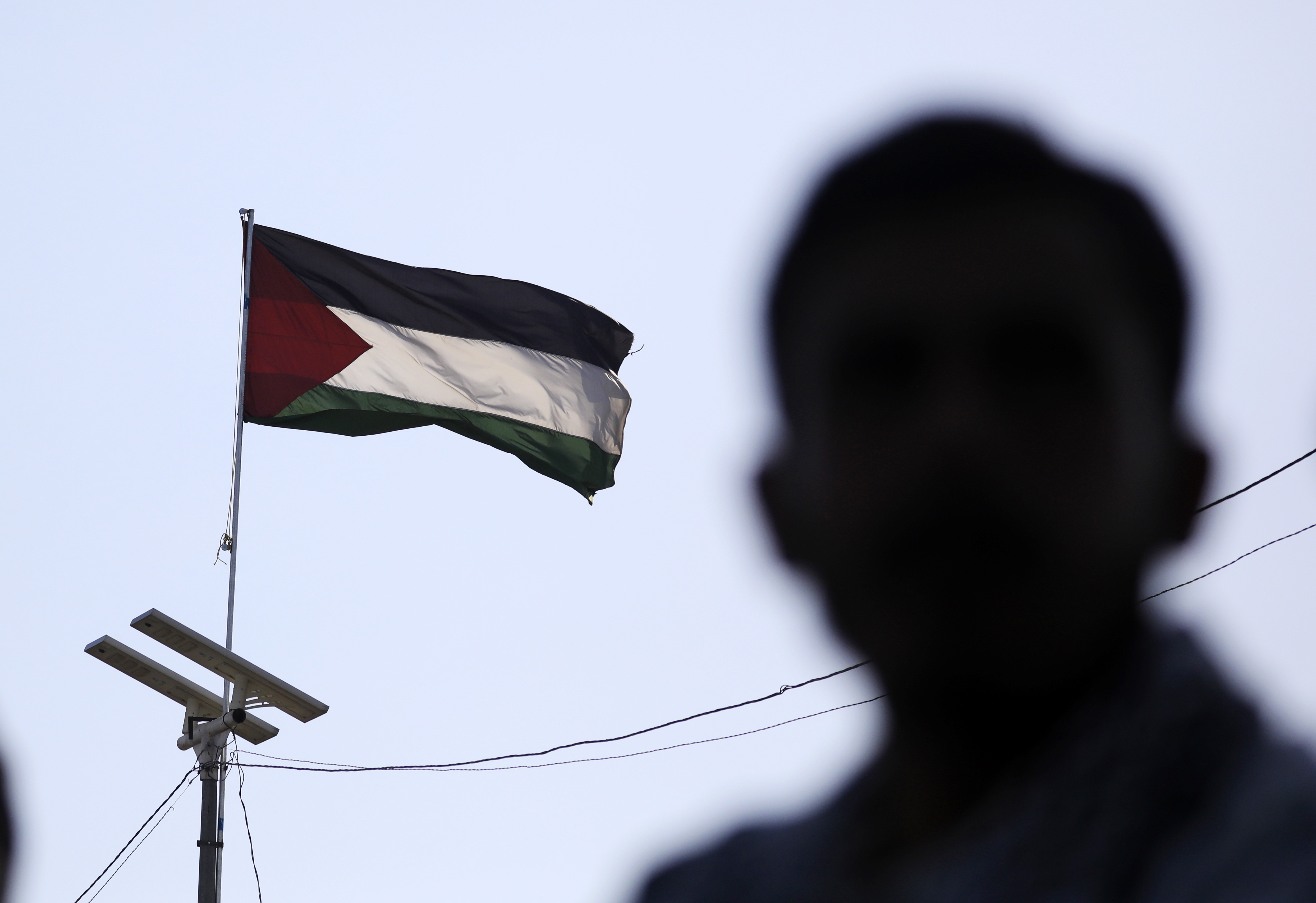 Sana'a (Yemen), 15/11/2024.- A Houthi supporter stands near a Palestinian flag fluttering during an anti-USA and anti-Israel protest in Sana'a, Yemen, 15 November 2024. Thousands of Houthi supporters rallied in Sana'a against the US support for Israel's military operations in Lebanon and the Gaza Strip, amid escalating tensions over the Houthis' maritime attacks in the seas around Yemen. Yemen's Houthis have fired 29 drones and ballistic and winged missiles at Israel and merchant and naval vessels, including US warships, in the seas around Yemen in the previous week alone, in retaliation for Israel's military operations in Lebanon and Gaza, the Houthis' leader Abdul-Malik al-Houthi said in a televised speech on 14 November. (Protestas, Líbano) EFE/EPA/YAHYA ARHAB