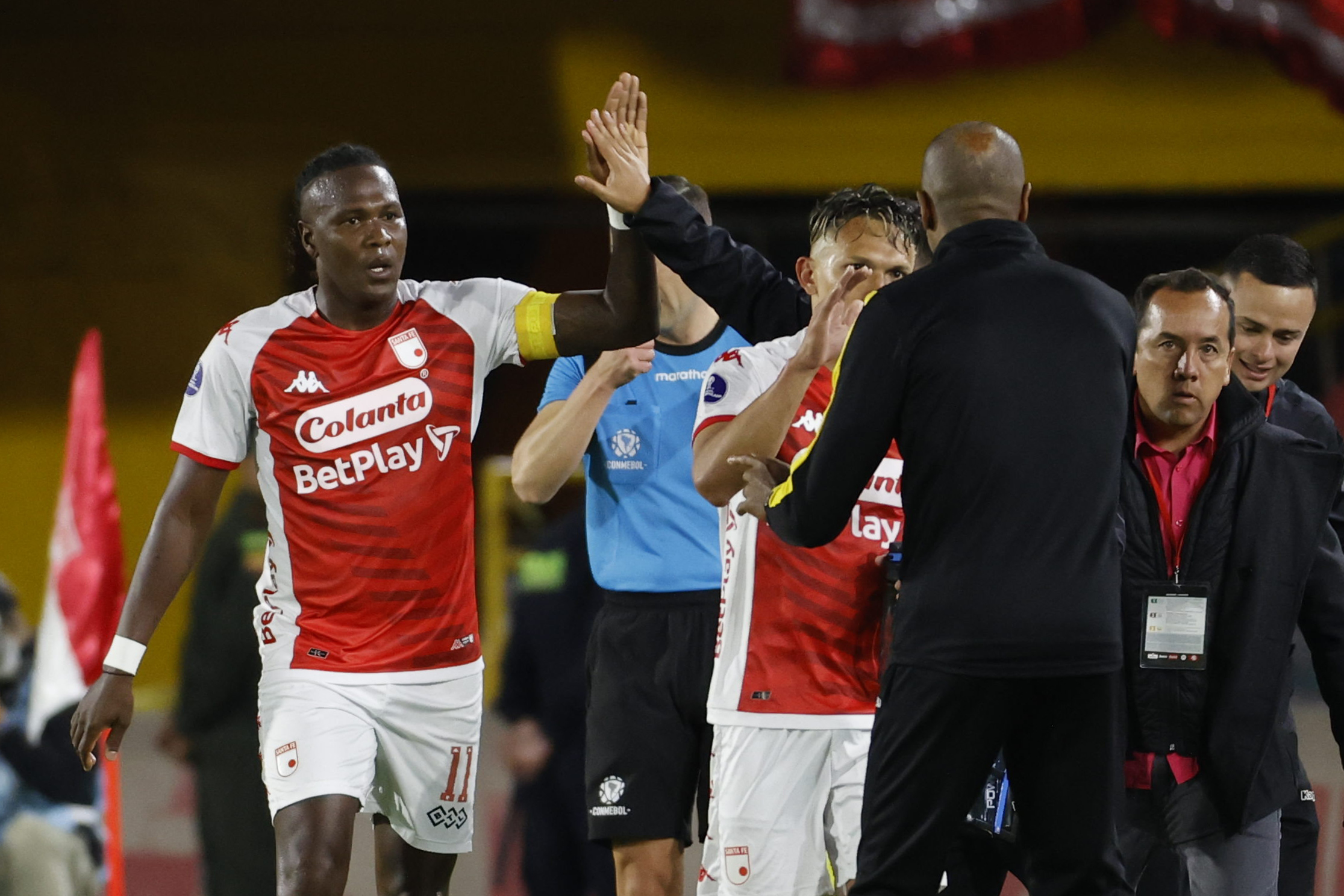 AMDEP4003. BOGOTÁ (COLOMBIA), 08/06/2023.- Hugo Rodallega (i) de Santa Fe celebra su gol hoy, en un partido de la fase de grupos de la Copa Sudamericana entre Independiente Santa Fe y Universitario en el estadio El Campín en Bogotá (Colombia). EFE/ Mauricio Dueñas Castañeda