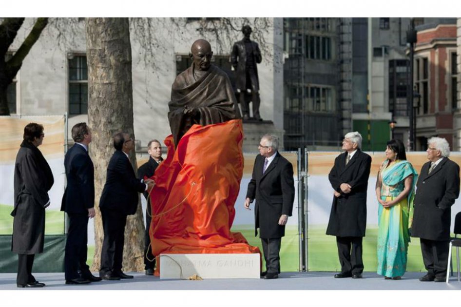 Gandhi es inmortalizado frente al Parlamento británico