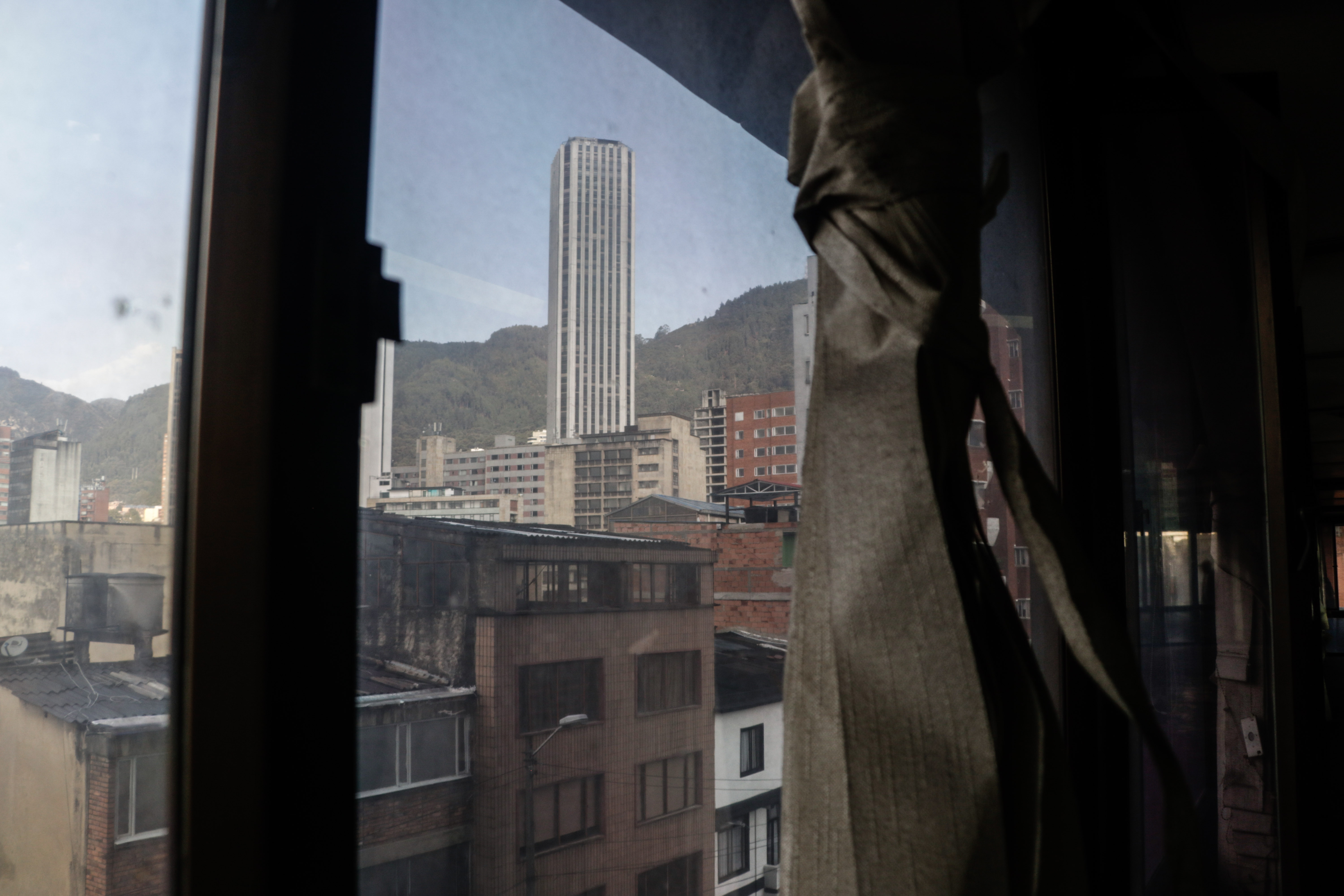 La historia del edificio se remonta a 1973, año de inauguración. Tras 30 años como sede principal de Telecom, en 2003 la empresa fue liquidada y la estructura detenida en el tiempo.
