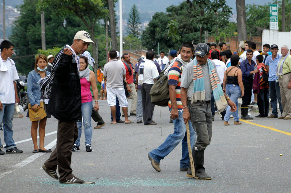 Piden a Santos no negociar con campesinos si no desbloquean vías