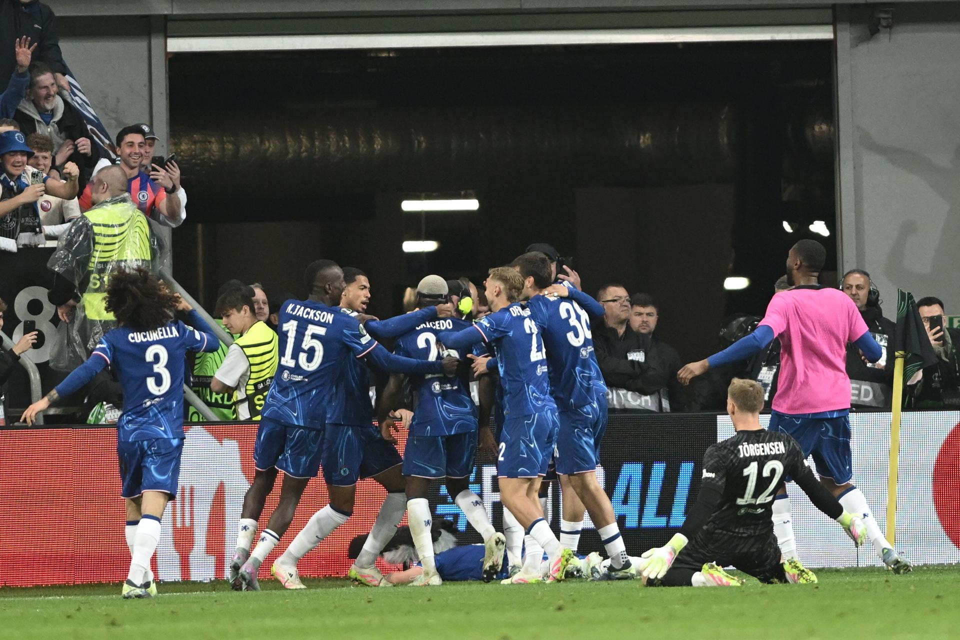 Wroclaw (Poland), 28/05/2025.- Players of Chelsea celebrate the 1-4 goal during the UEFA Europa Conference League final soccer match between Real Betis and Chelsea FC, in Wroclaw, Poland, 28 May 2025. (Polonia) EFE/EPA/Jakub Kaczmarczyk POLAND OUT