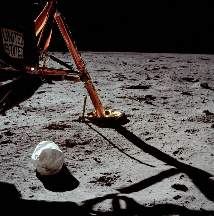 02:51:16 GMT. Esta es la primera foto tomada por Neil Armstrong fuera del módulo lunarNASAPero se dice, además, casi a susurros, que cada cual aprovechó el momento para hacer sus ritos personales, esos que no quedaron registrados en los archivos de la Nasa. Aldrin, se cree, comulgó con una hostia y un cáliz que traía ya consagrados justo antes de bajarse del módulo lunar. Y Armstrong, quizás, lanzó en la desolación de la Luna un brazalete de su hija Karen, despidiéndose finalmente de la niña que murió a los dos años por un cáncer cerebral.