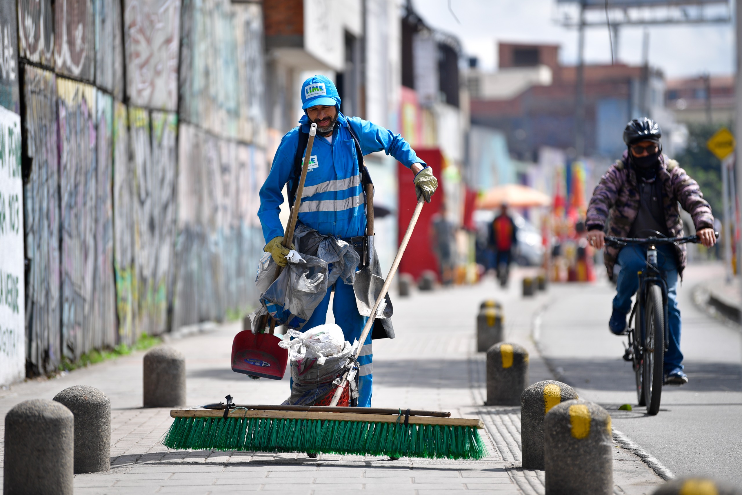 José recogiendo basura durante su ruta por la autopista sur.