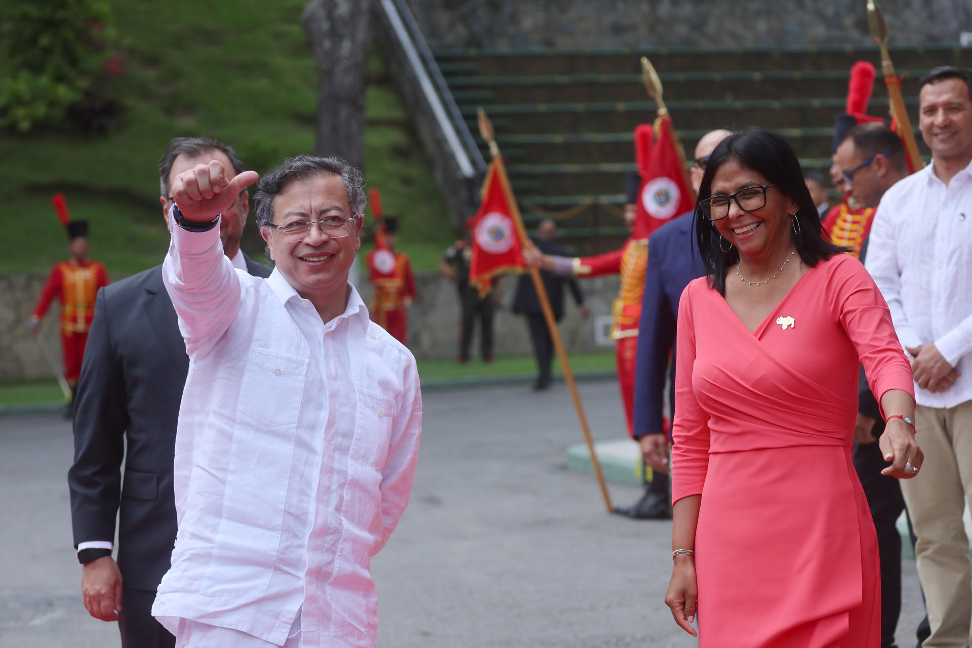 Petro aterrizó en Caracas para reunirse con Delcy Rodríguez: ¿qué temas están sobre la mesa?