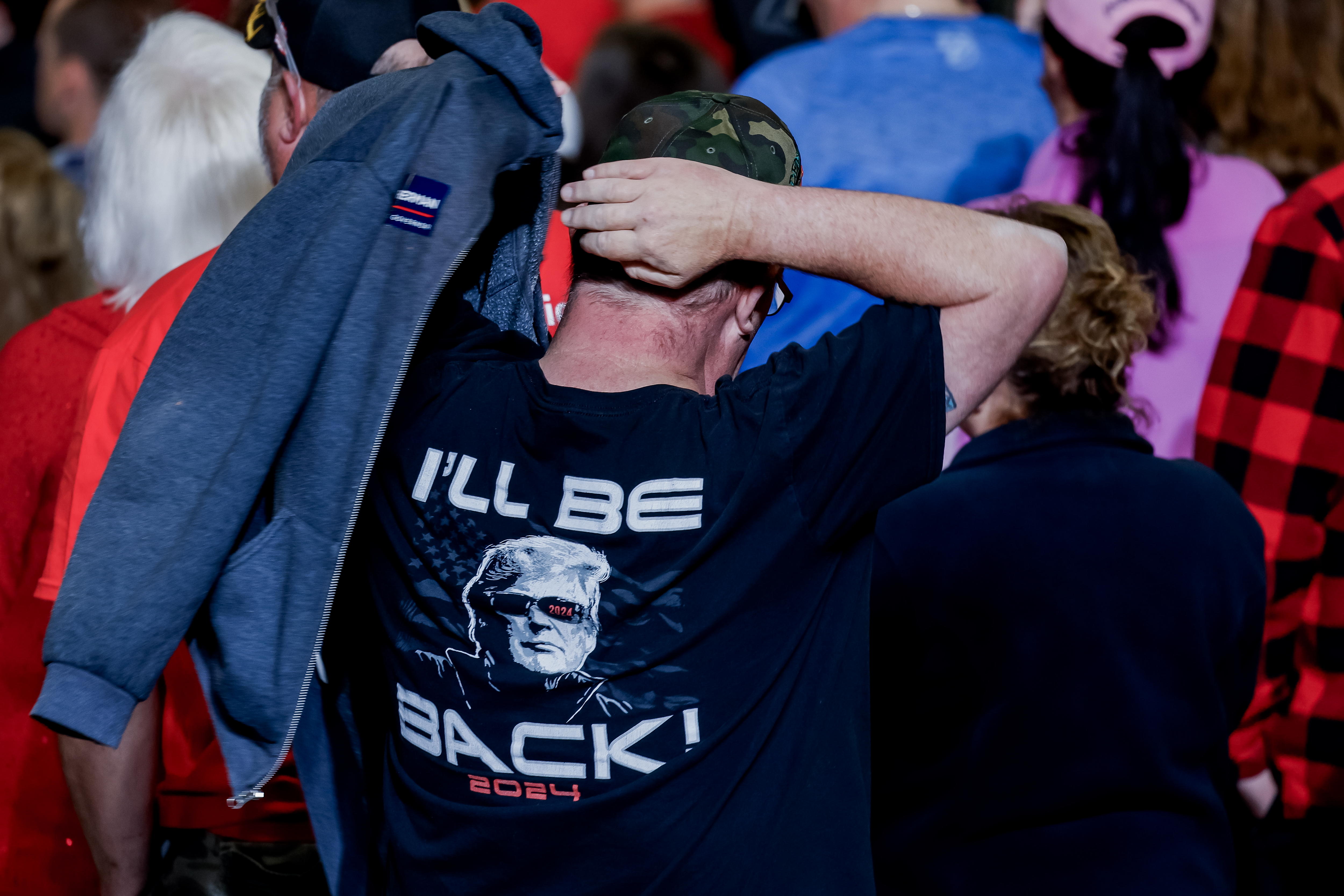 Greensboro (United States), 02/03/2024.- A supporter puts on his jacket as former US President and Republican presidential candidate Donald Trump concludes a 'Get Out The Vote Rally' campaign event at the Greensboro Coliseum Complex in Greensboro, North Carolina, USA, 02 March 2024. Trump is running against former South Carolina Governor Nikki Haley, ahead of the 'Super Tuesday' Republican primaries, 05 March 2024. EFE/EPA/ERIK S. LESSER
