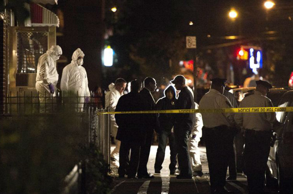 La policía de Nueva York investiga la escena en la que cuatro niños y su madre fueron apuñalados hasta la muerte en Brooklyn, Nueva York, EE.UU.