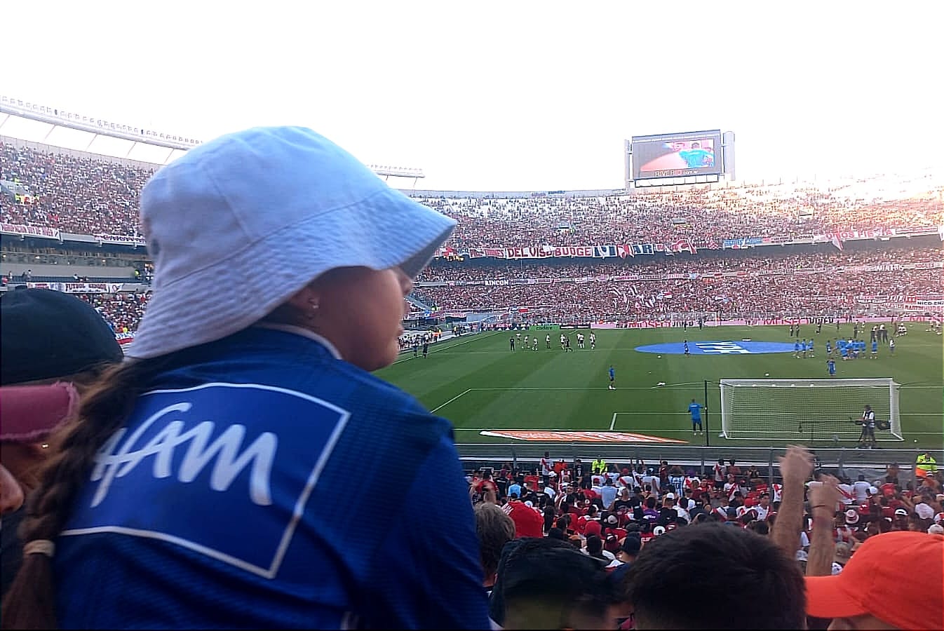 Mora, de ocho años, con la camiseta de Millonarios en el Más Monumental de River Plate.