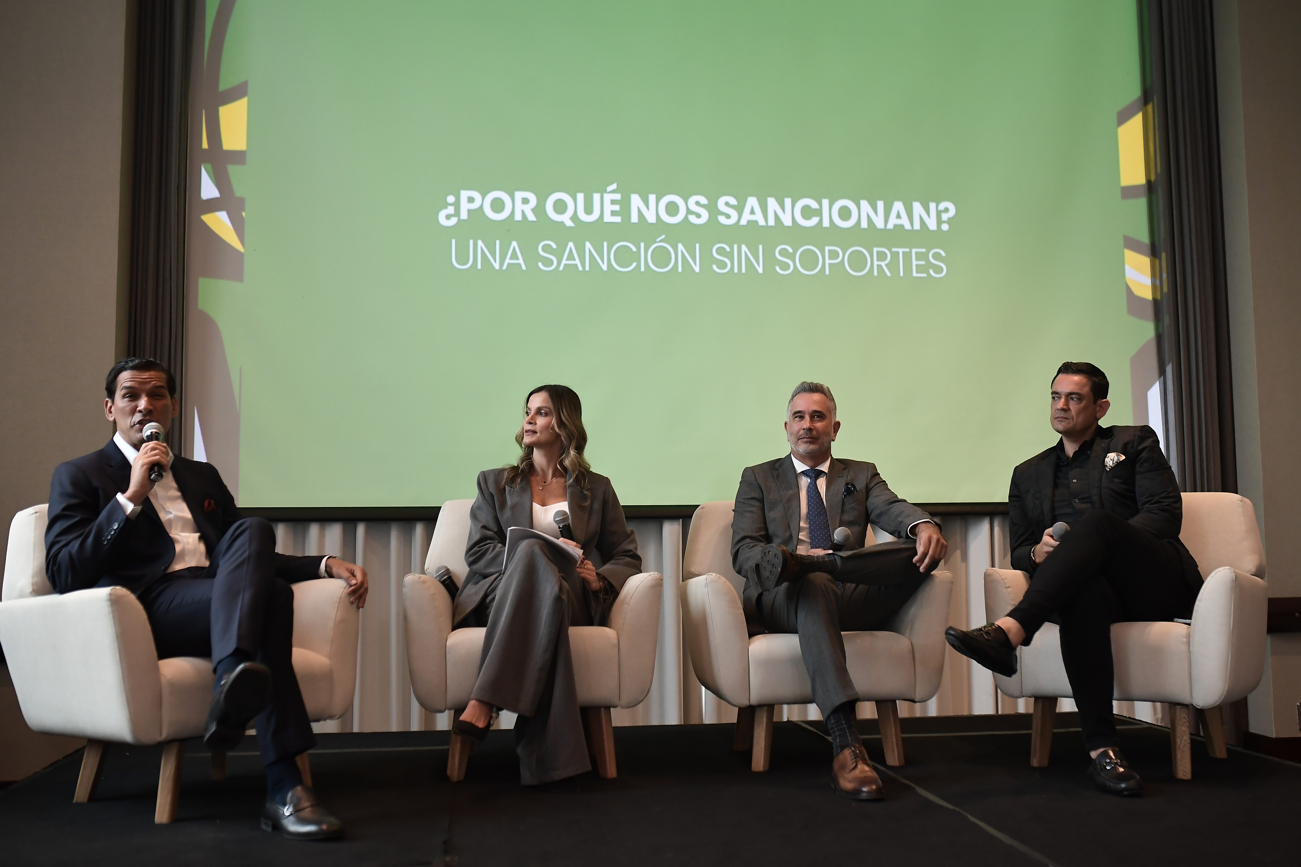 De Izquierda a derecha, Presidente del equipo de Baloncesto Titanes de Barranquilla en compañía de Lizet Durán, periodista deportiva, Paolo Simonetti Presidente de Corsarios de Cartagena y el Presidente de la Corporación Deportiva Búcaros de Baloncesto Paolo Simonetti