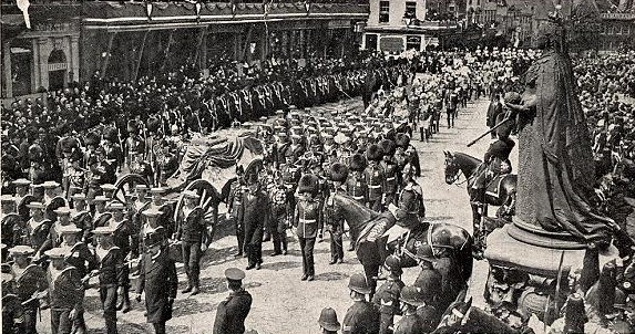 Eduardo VII, quien fue el sucesor de la reina Victoria, falleció en 1910 a causa de un infarto. A su funeral asistieron representantes de 70 estados, entre ellos los reyes de Noruega, Bulgaria, Portugal, Alemania, Grecia, Bélgica, España y Dinamarca. Dentro de la procesión fúnebre estuvo presente su perro, su esposa; la reina Alexandra, su hijo; el rey Jorge V, su hija; la princesa Victoria, entre otros, y millones de personas. El Big Ben sonó una vez por cada año de vida del monarca; 68 veces.