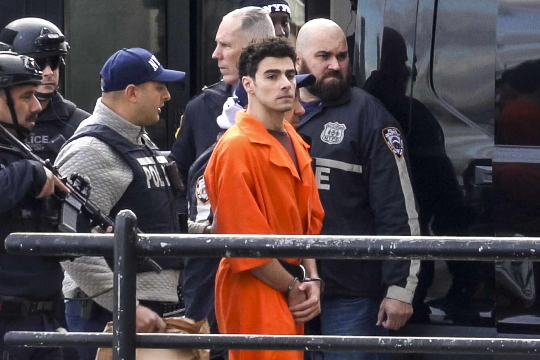 New York (United States), 19/12/2024.- Luigi Mangione (C) is escorted by police officers as he arrives in New York City, after being extradited from Pennsylvania, to face charges that he murdered UnitedHealthcare CEO Brian Thompson in New York, New York, USA,19 December 2024. Mangione is facing federal terrorism charges and was arraigned this afternoon in US Federal Court. (Terrorismo, Nueva York) EFE/EPA/OLGA FEDOROVA