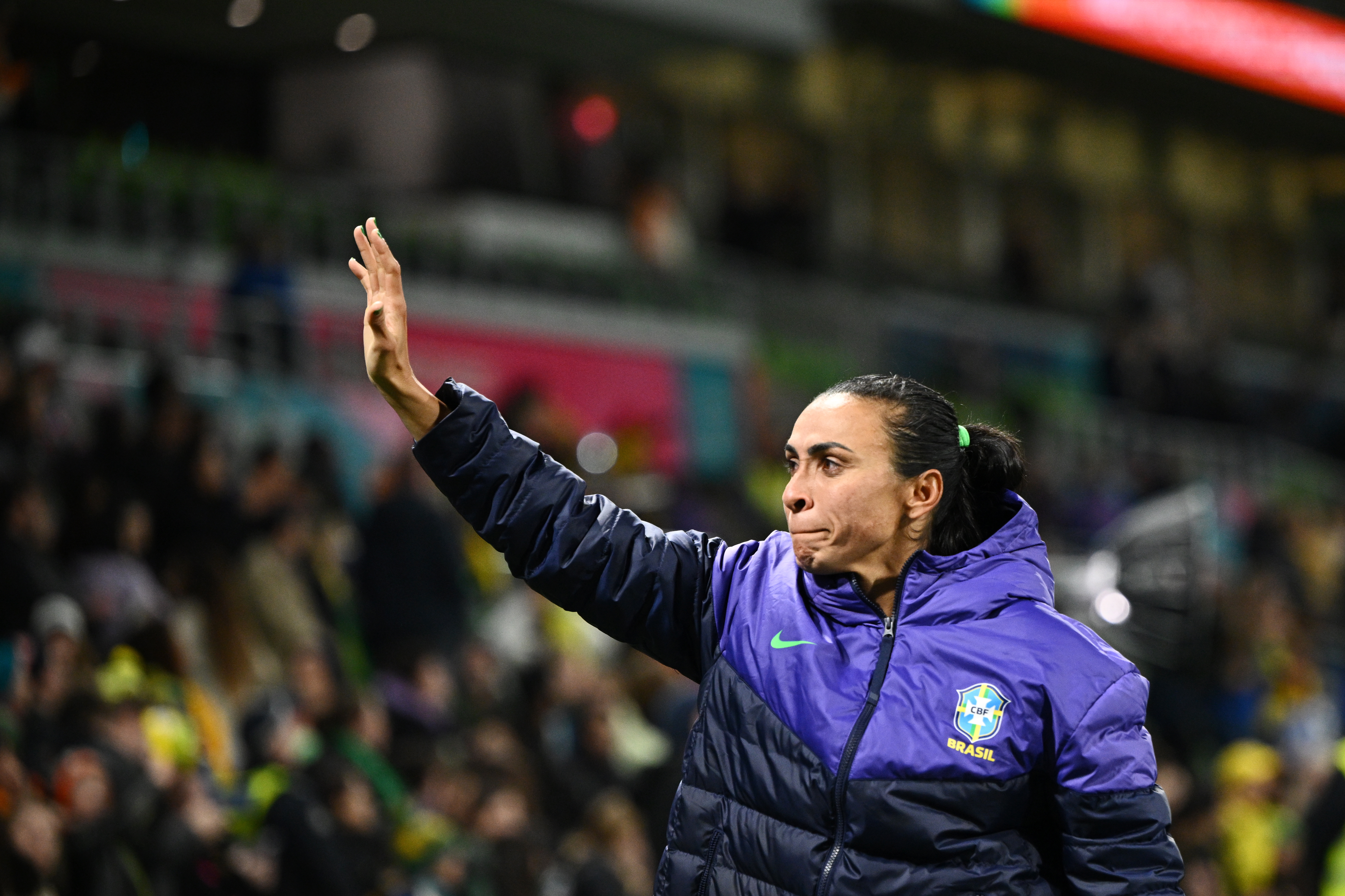 -FOTODELDÍA- EA3661. MELBOURNE (AUSTRALIA), 02/08/2023.- Marta de Brasil se despide de la afición luego del partido de fútbol del grupo F de la Copa Mundial Femenina de la FIFA 2023 entre Jamaica y Brasil, hoy, en el Estadio Rectangular de Melbourne en Melbourne, Australia. La delantera brasileña Marta, seis veces elegida mejor futbolista del mundo, se despidió este miércoles de las Copas del Mundo, tras la sorprendente eliminación de la Canarinha en la fase de grupos de Australia y Nueva Zelanda 2023. "La selección estaba casi 100 % renovada. La más veterana era yo, creo. Y esta fue mi última Copa, no voy a volver a jugar un Mundial", afirmó la atacante del Orlando Pride en zona mixta, tras empatar 0-0 ante Jamaica, en la última jornada del grupo F. EFE/ Joel Carrett PROHIBIDO SU USO EN AUSTRALIA Y NUEVA ZELANDA SÓLO USO EDITORIAL