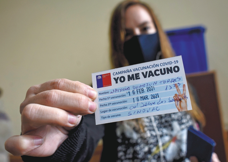 ¿Qué pasó con la vacunación en Chile? Primeros estudios revelan fallas y desafíos