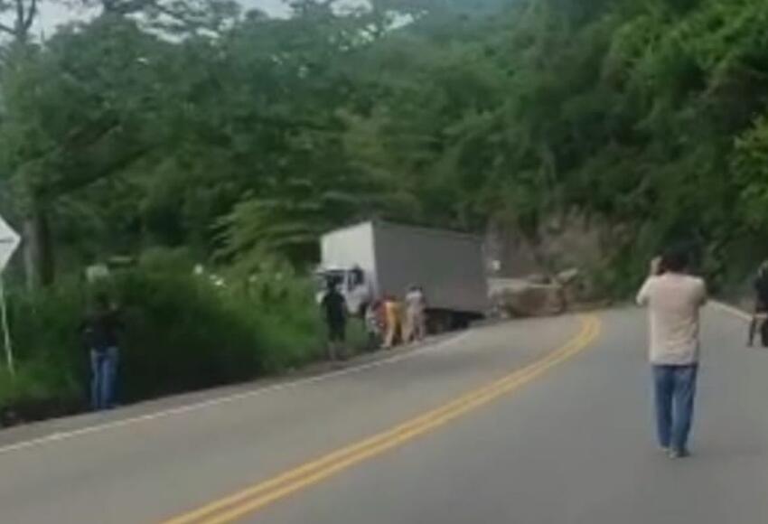 Por caída de roca, hay cierre parcial de la vía Bogotá-Bucaramanga