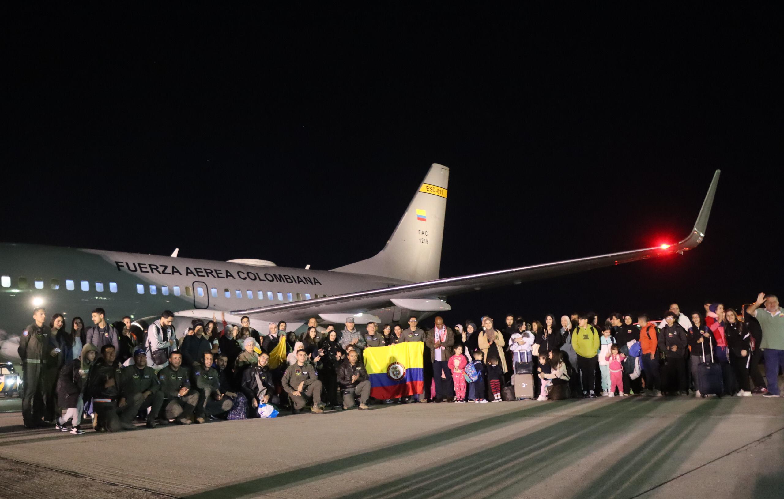 Grupo de colombianos repatriados en el segundo vuelo humanitario en El Líbano.