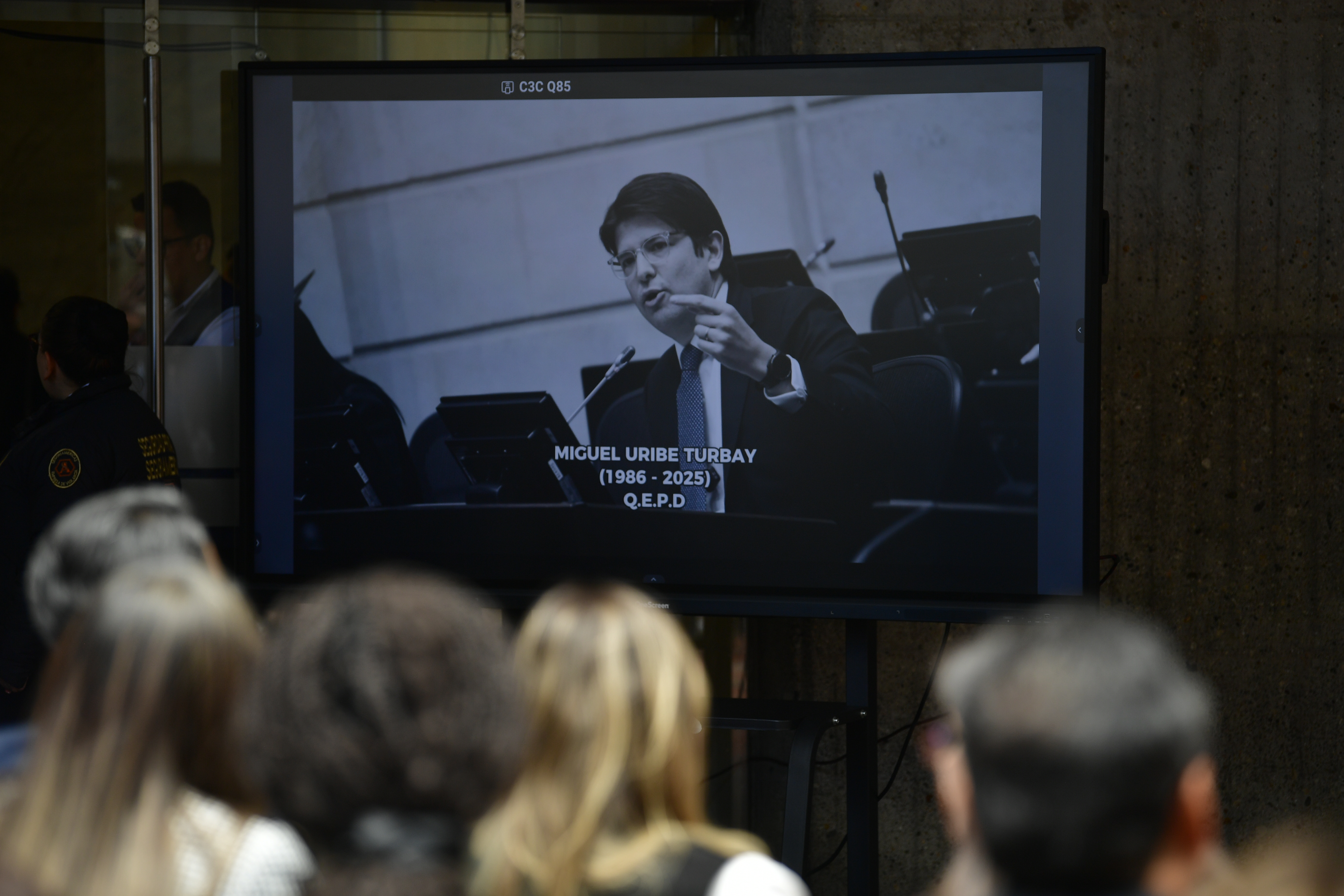 Senado aprueba proyecto para rendir homenajes a Miguel Uribe Turbay