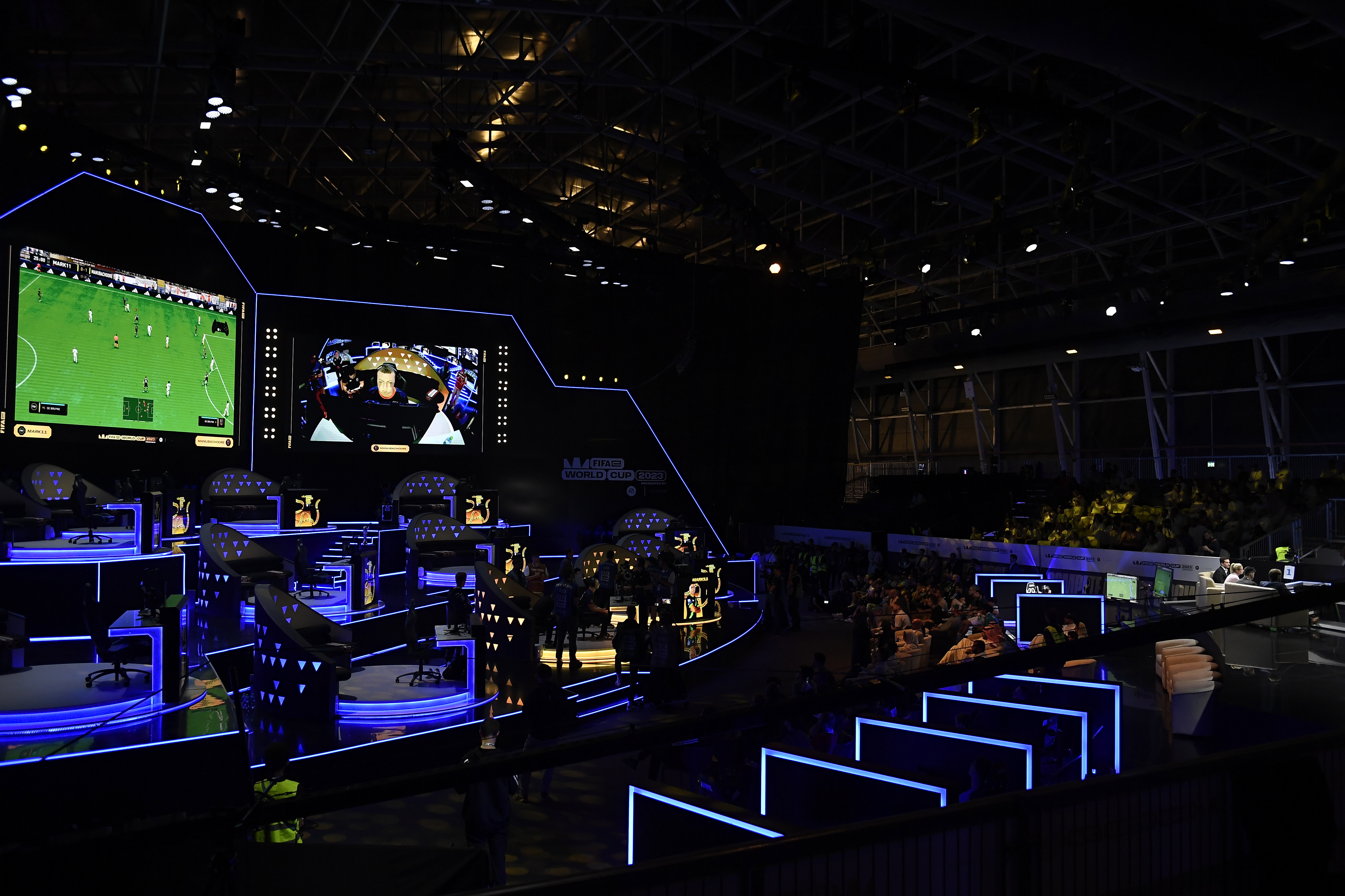 Riyadh (Saudi Arabia), 19/07/2023.- Manuel Bachoore (R) aka ManuBachoore from Netherlands during the final of the FIFAe World Cup at the Esports Tournaments and Gaming Festivals Gamers8 in Riyadh, Saudi Arabia, 19 July 2023. According to the organizers, the event is one of the world'Äôs biggest gaming and esports events and will continue until 31 August with total cash prizes of 45 million US dollars. (Países Bajos; Holanda, Arabia Saudita) EFE/EPA/YAZED ALDHAWAIHI