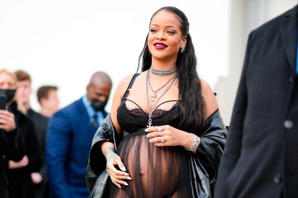 Rihanna presume su embarazo en lencería durante el desfile de Dior en París