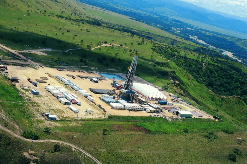 Producción petrolera de julio cae 6% hasta 945.000 barriles por día