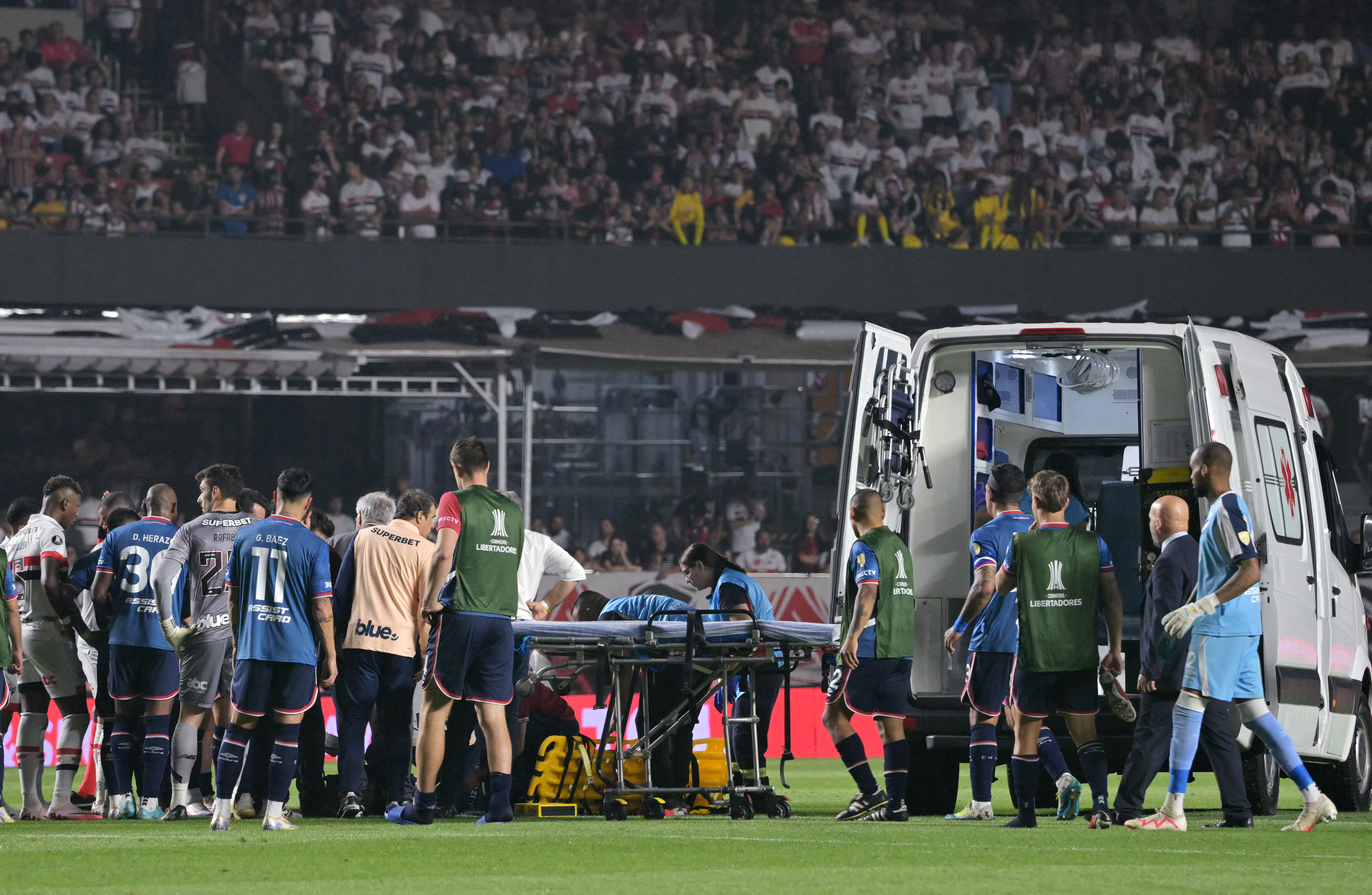 Jugador de Nacional se desplomó en pleno partido de la Copa Libertadores: video