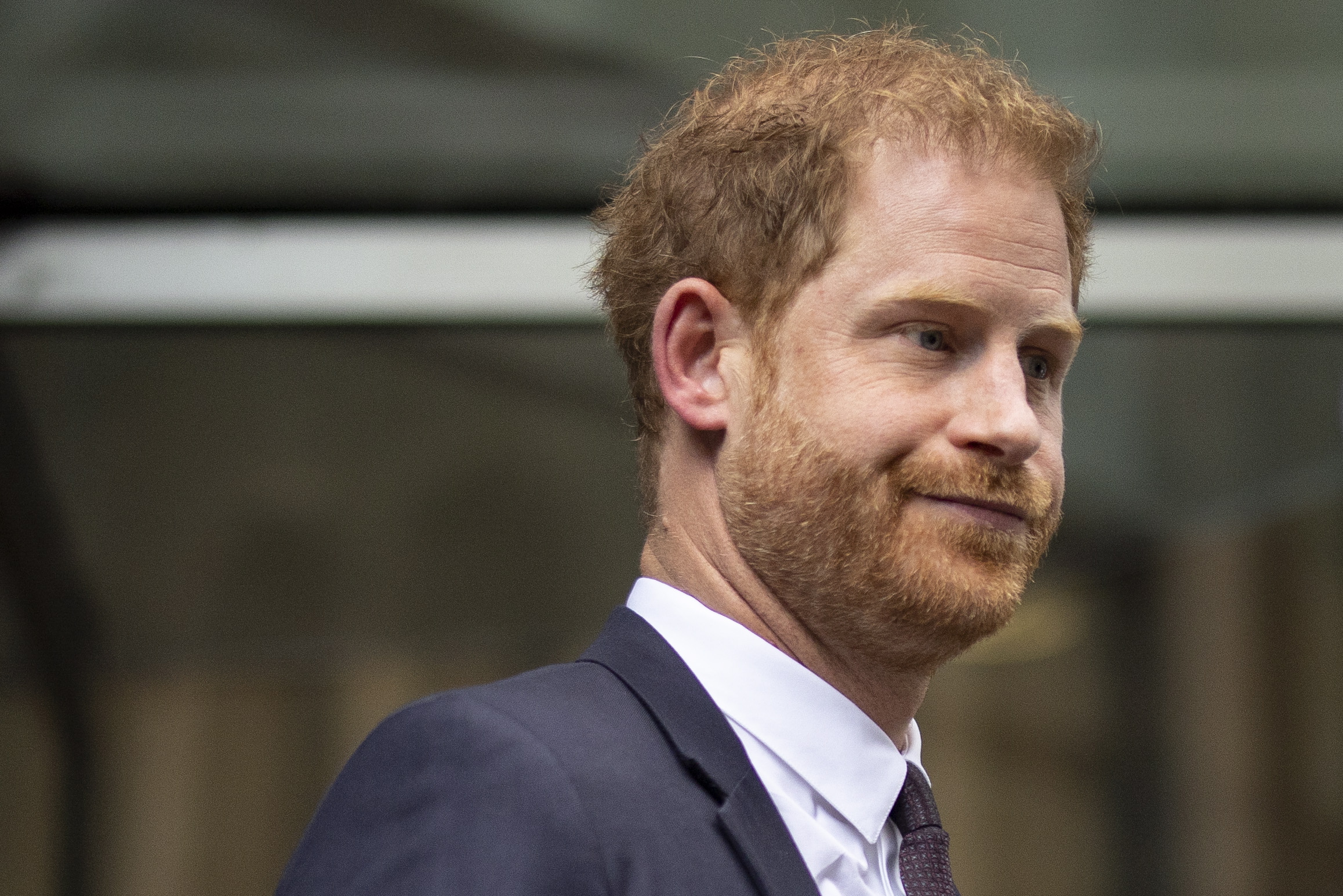 Príncipe Harry dice que le hackearon su teléfono: “No podía confiar en nadie”
