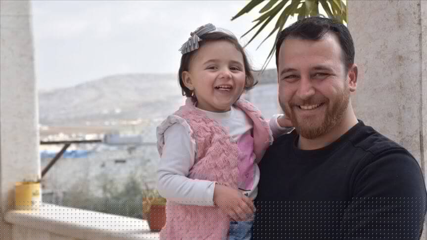 El padre que inventó un juego para que su hija no se asuste con los bombardeos en Siria