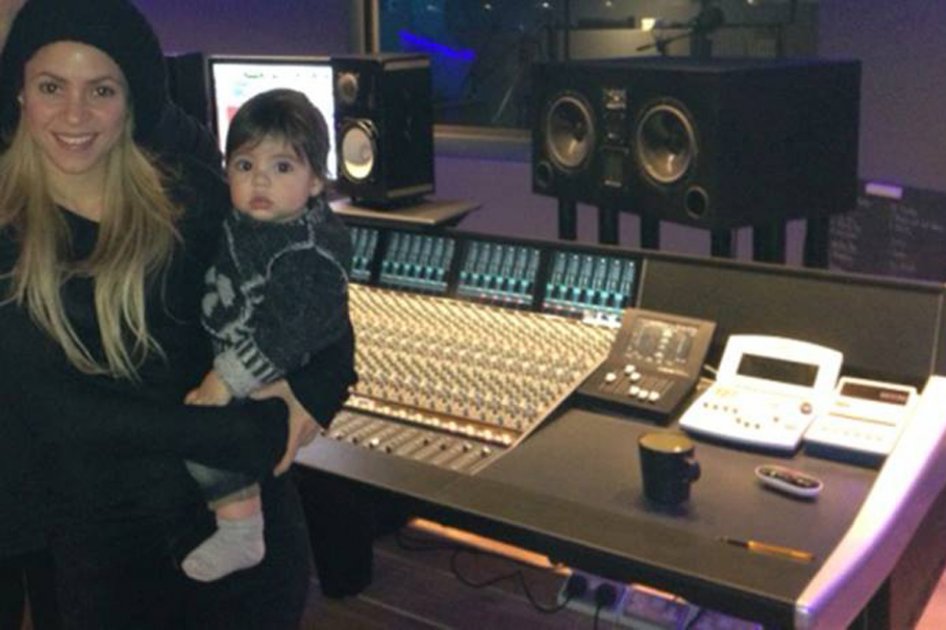 Shakira y Milan trabajan en el estudio de grabación.