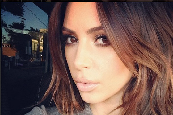 ¿Por qué Kim Kardashian volvió a su pelo negro?