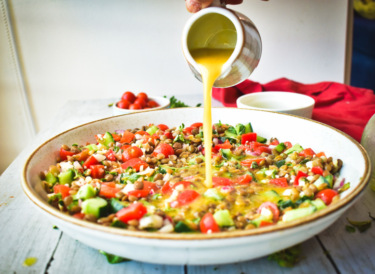 La receta perfecta para preparar una vinagreta de limón y mostaza para ensalada