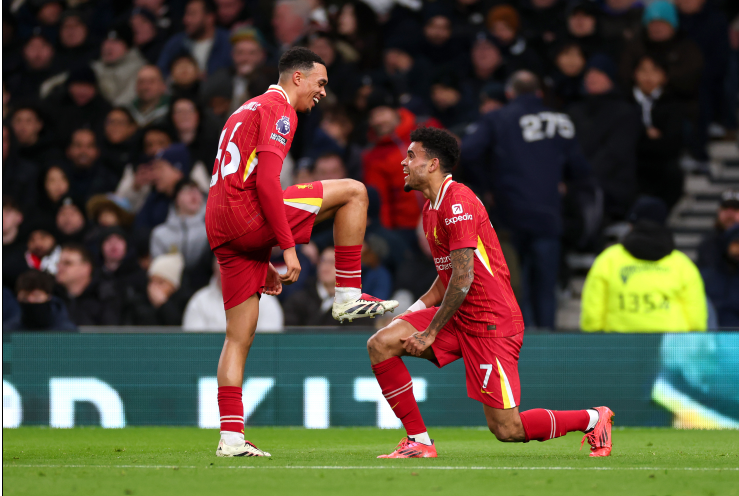 Trent Alexander-Arnold (izq.) y Luis Díaz son grandes compañeros en el Liverpool de la Premier League.