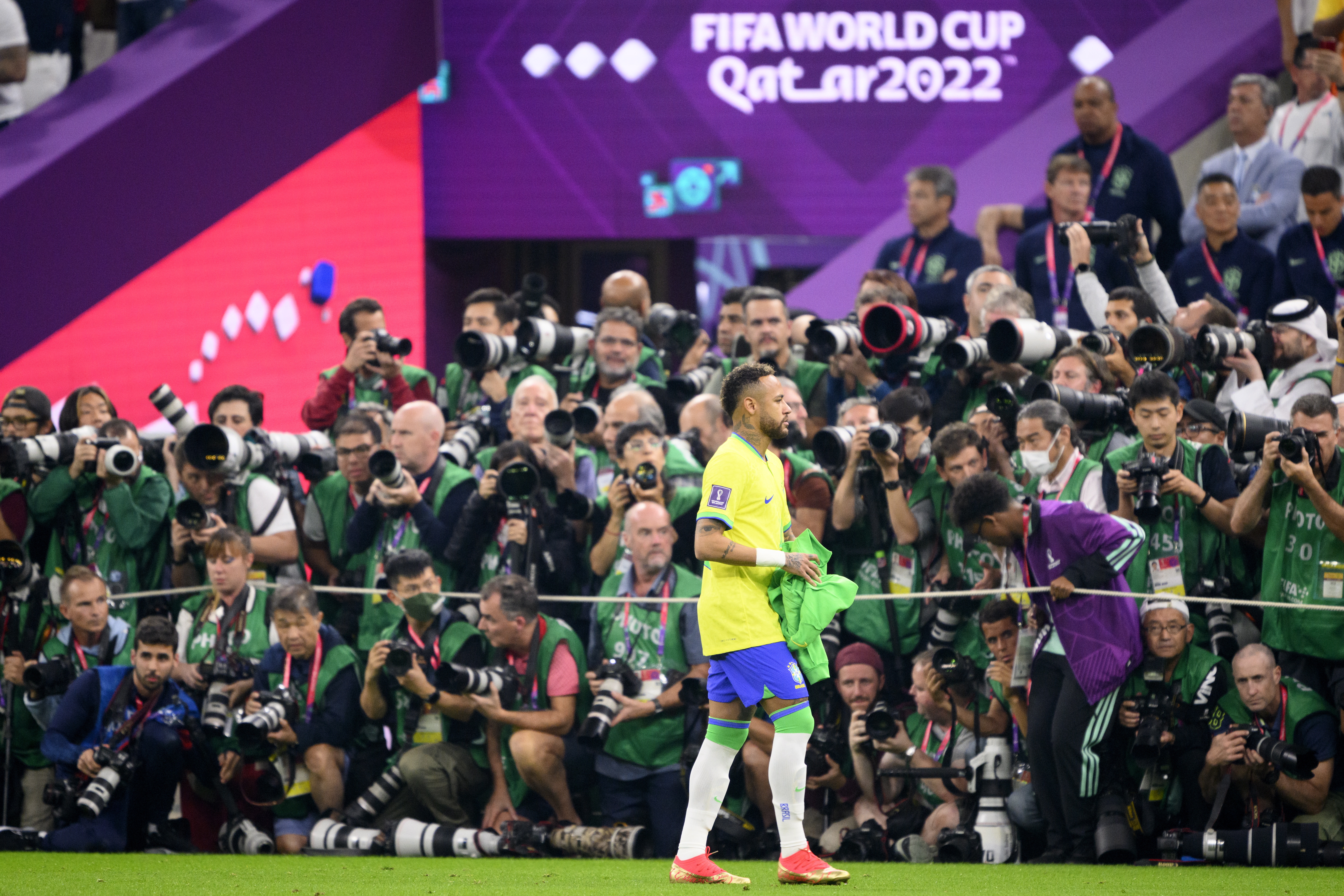 Doha (Qatar), 24/11/2022.- Brazil's forward Neymar warms up for the FIFA World Cup 2022 group G soccer match between Brazil and Serbia at Lusail Stadium in Lusail, Qatar, 24 November 2022. (Mundial de Fútbol, Brasil, Estados Unidos, Catar) EFE/EPA/LAURENT GILLIERON SWITZERLAND OUT