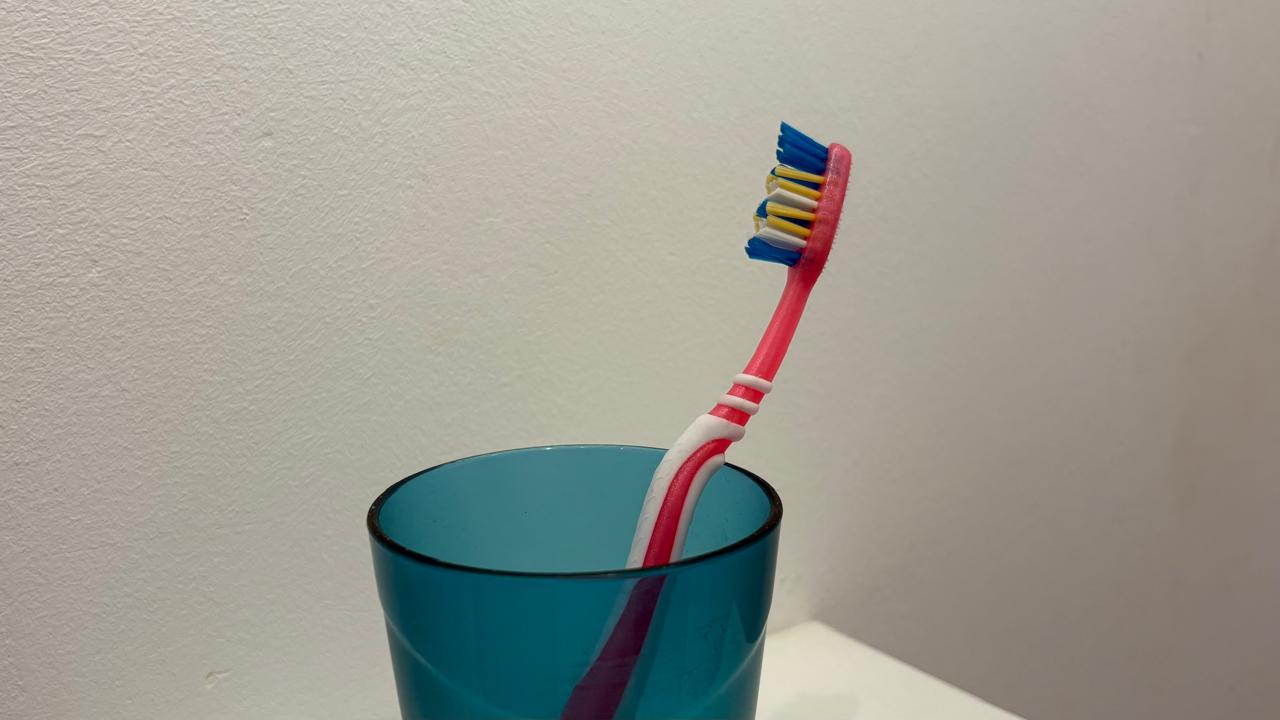 Un cepillo de dientes donado por Dawid, de Polonia, recuerda el momento en que su primera relación seria empezó a volverse vida en pareja.