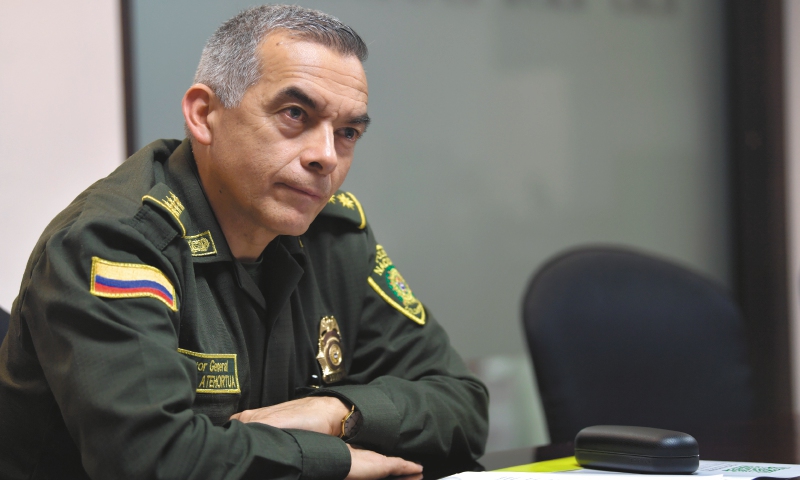 La transacción que podría enredar, aún más, al director de la Policía, Óscar Atehortúa