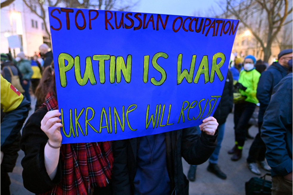 Los manifestantes pro-Ucrania se manifestaron frente a la embajada rusa en Berlín, el 22 de febrero de 2022, luego del reconocimiento por parte de Rusia de los separatistas del este de Ucrania.