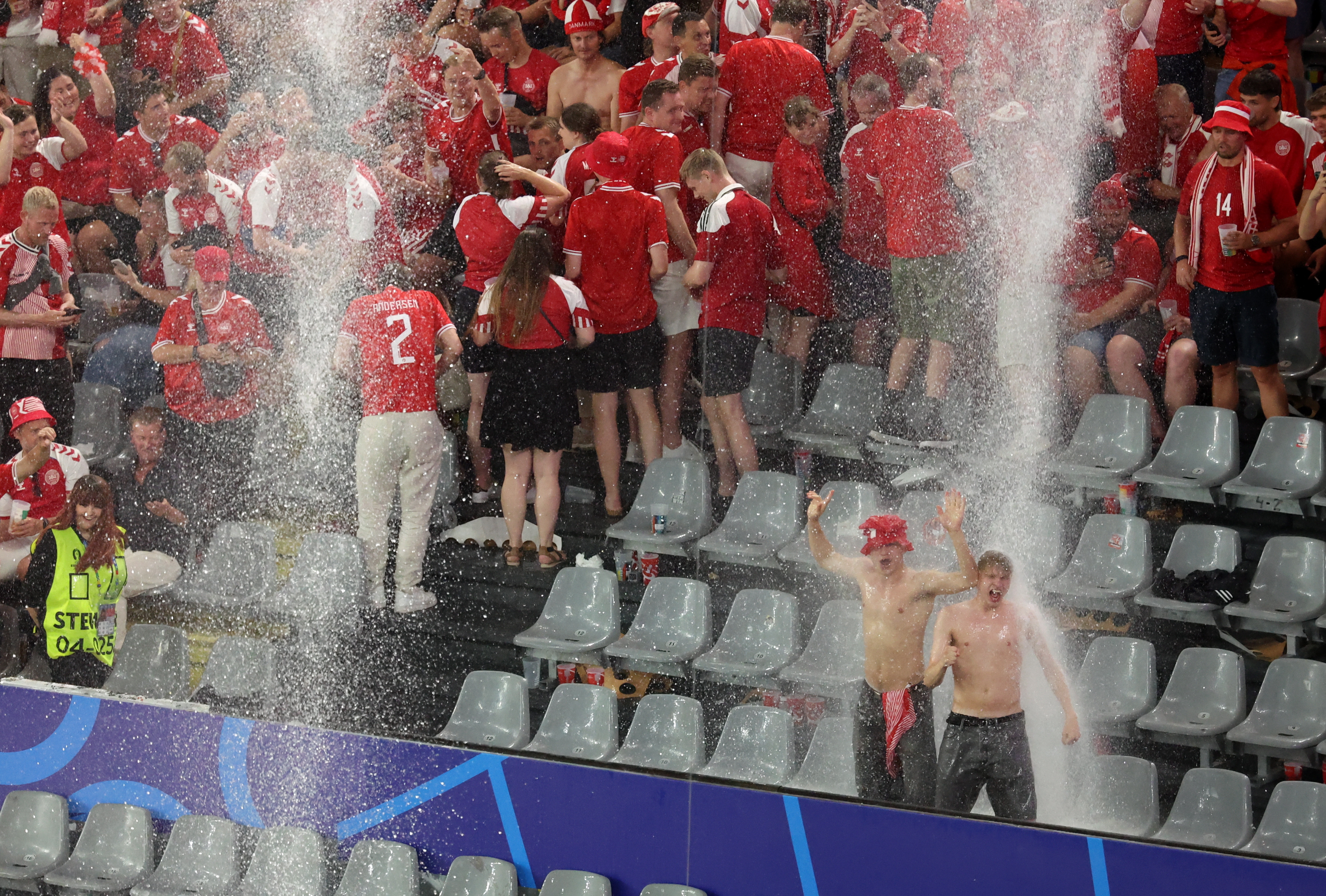 La lluvia interrumpió el Alemania vs. Dinamarca de la Eurocopa: video