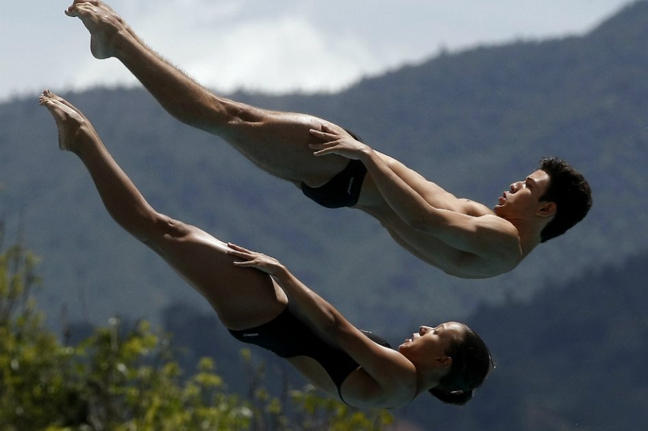  Los colombianos Sara Pérez Beltrán (abajo) y Erick Caicedo Ruiz (arriba) en la prueba plataforma sincronizada mixta. / EFE