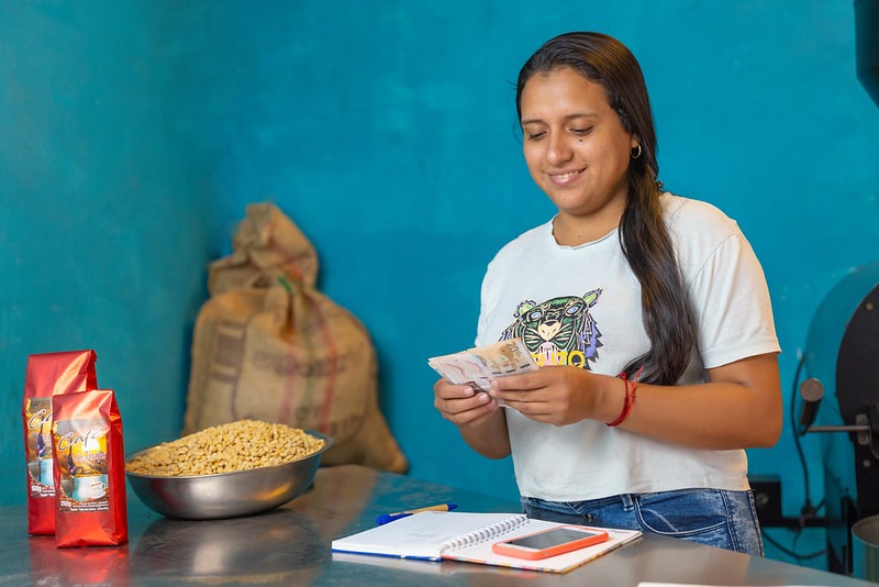La pobreza monetaria fue más alta en mujeres (24,2 %) que en hombres (22,8 %
