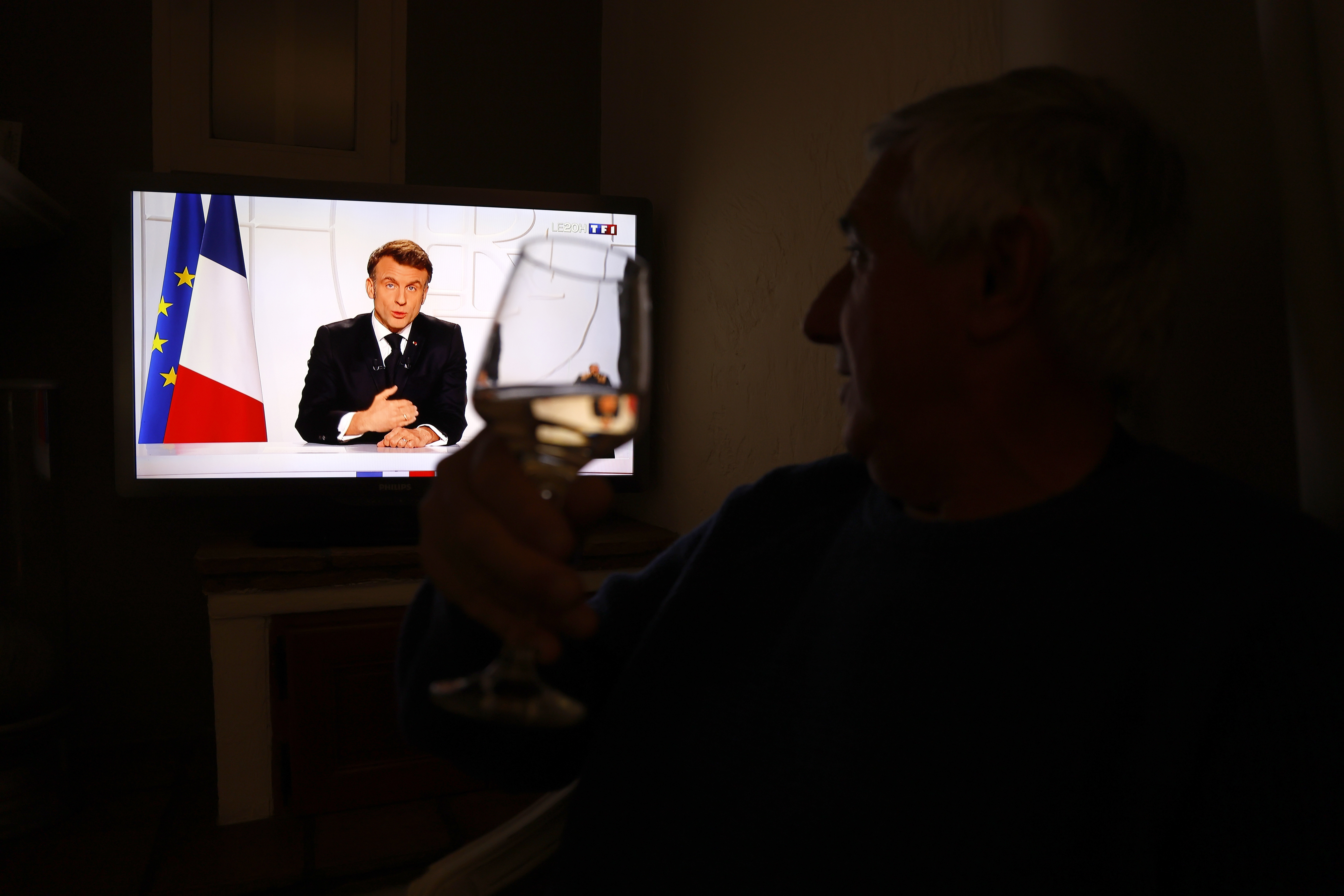 Vence (France), 05/03/2025.- A man watches French President Emmanuel Macron delivering a televised address to the nation, in Vence, France, 05 March 2025. Macron addresses the country about the ongoing war in Ukraine, after the Trump administration suspended the US intelligence-sharing with Ukraine and paused the US military aid to the country, amid the ongoing Russian invasion. (Francia, Ucrania) EFE/EPA/SEBASTIEN NOGIER