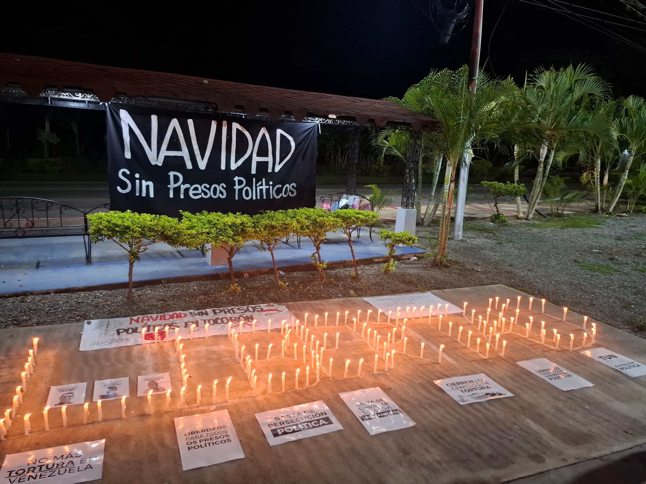 AME5346. CARACAS (VENEZUELA), 07/11/2024.- Fotografía cedida por el Comité por la Libertad de los Presos Políticos de velas encendidas por familiares de privados de libertad en una manifestación este jueves, en las inmediaciones de la cárcel de Tocorón, en Tocorón (Venezuela). Casi una veintena de familiares de detenidos en una cárcel ubicada en el norte de Venezuela realizan este jueves una vigilia cerca del centro penitenciario para exigir la libertad "inmediata" de sus parientes y del resto de los "presos políticos" que -denuncian- hay en el país. EFE/ Comité por la Libertad de los Presos Políticos /SOLO USO EDITORIAL/SOLO DISPONIBLE PARA ILUSTRAR LA NOTICIA QUE ACOMPAÑA (CRÉDITO OBLIGATORIO)