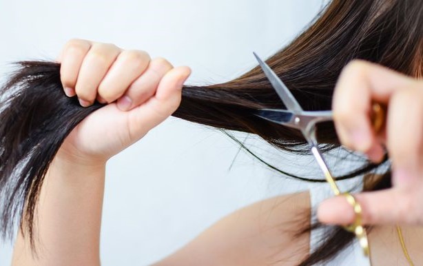 Días para cortarse el cabello en enero de 2025, según el calendario lunar