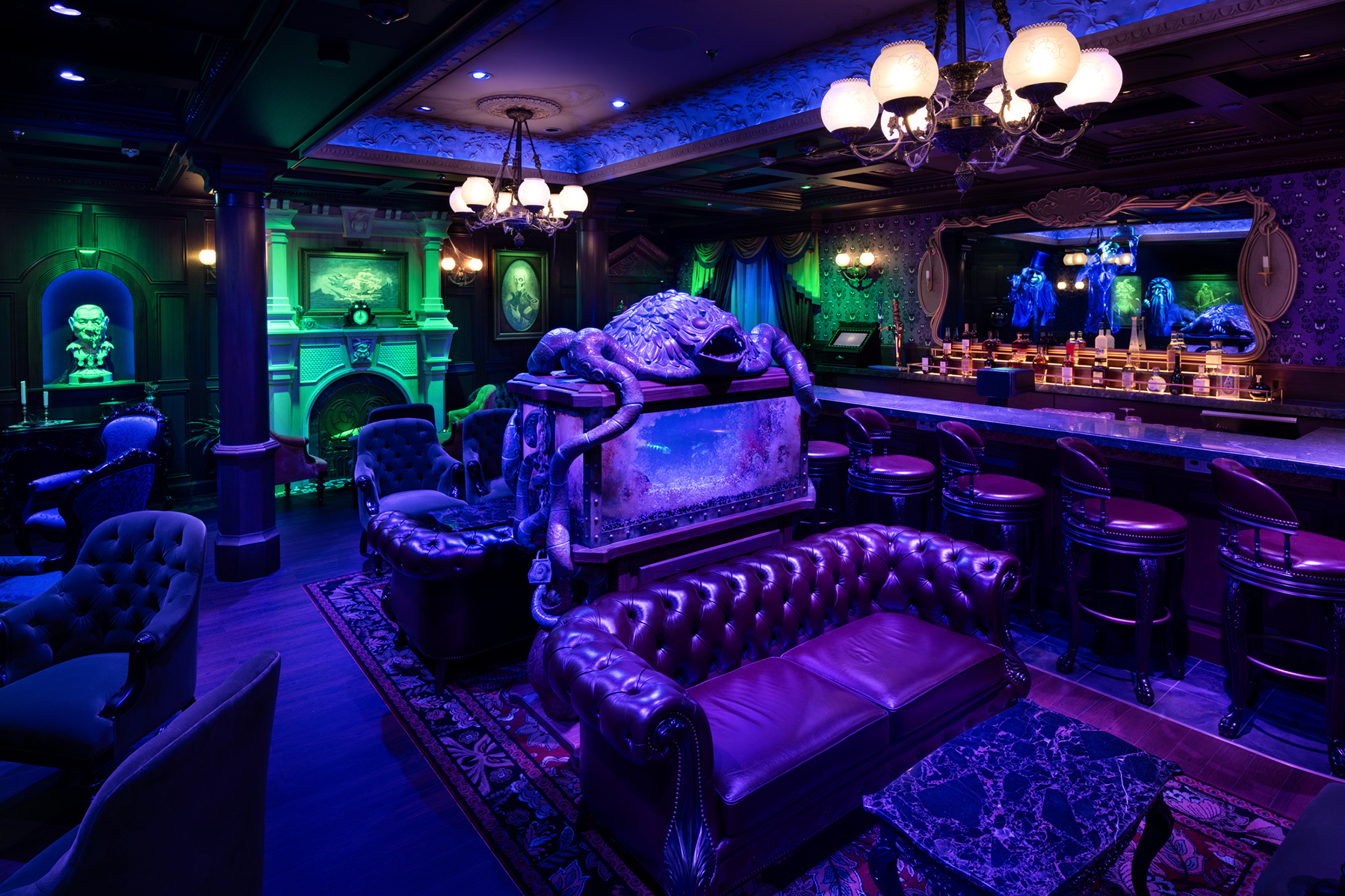 Los visitantes disfrutarán de espeluznantes cócteles especiales inspirados en la atracción clásica de los Parques Disney y sus habitantes, así como una variedad de detalles de Haunted Mansion de todo el mundo.