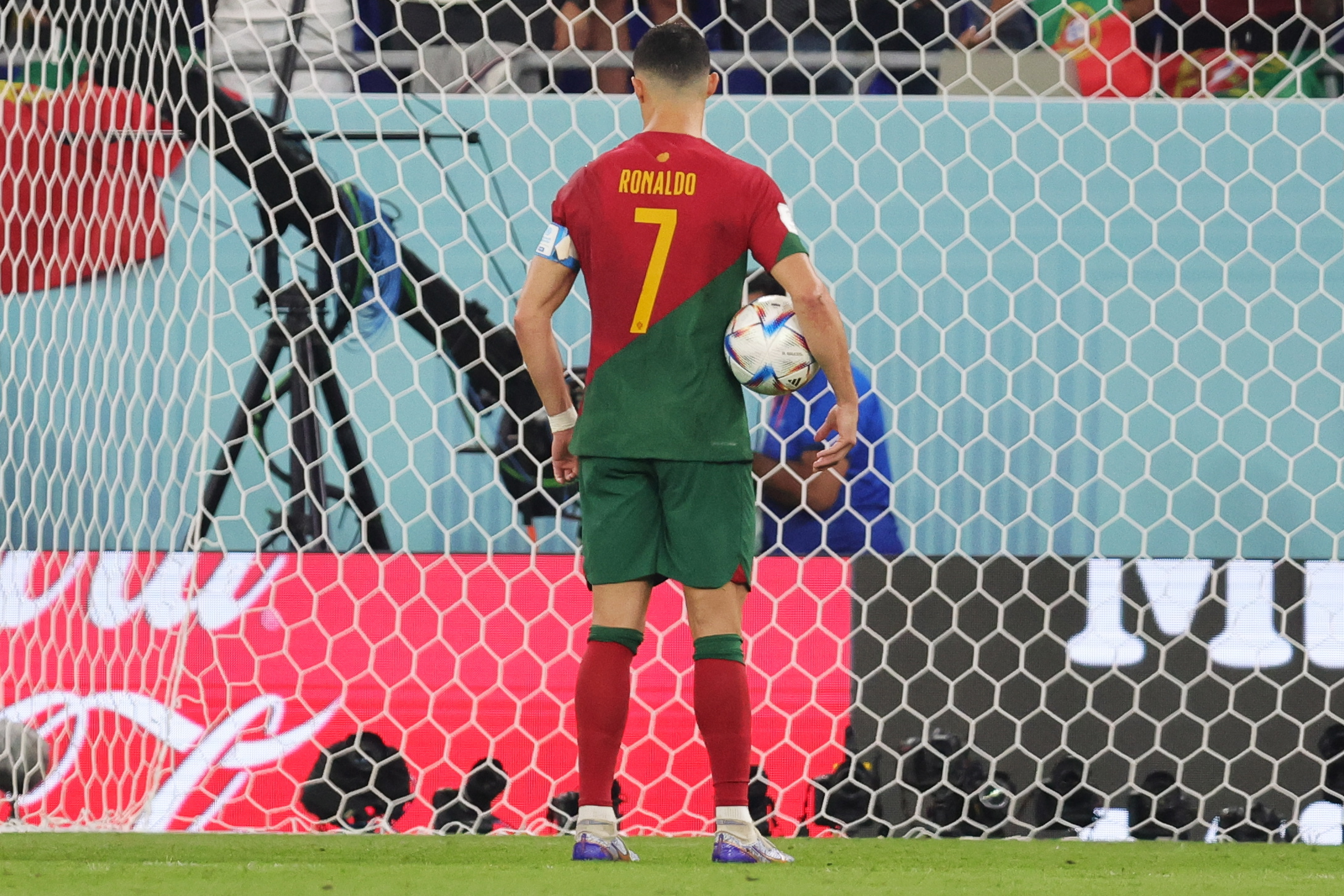 Doha (Qatar), 24/11/2022.- Cristiano Ronaldo of Portugal holds the ball before scoring the 1-0 goal from the penalty spot during the FIFA World Cup 2022 group H soccer match between Portugal and Ghana at Stadium 947 in Doha, Qatar, 24 November 2022. (Mundial de Fútbol, Catar) EFE/EPA/Abir Sultan